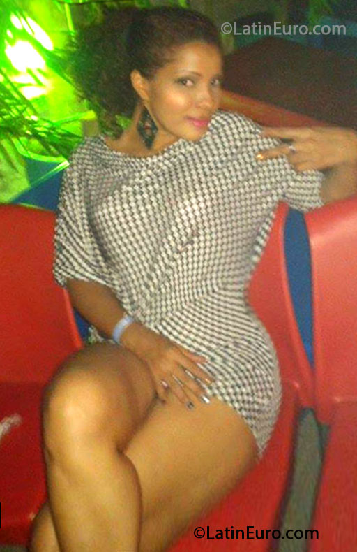 Date this pretty Colombia girl Isabella from Cartagena CO18745