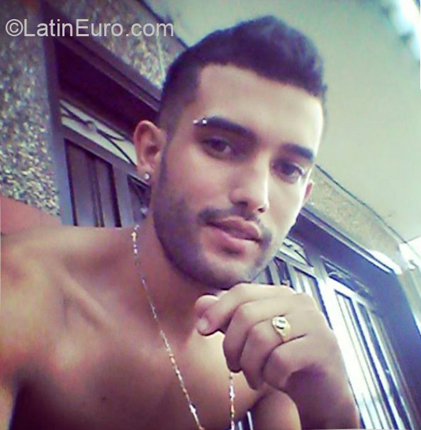 Date this athletic Colombia man Julian from Medellin CO17569