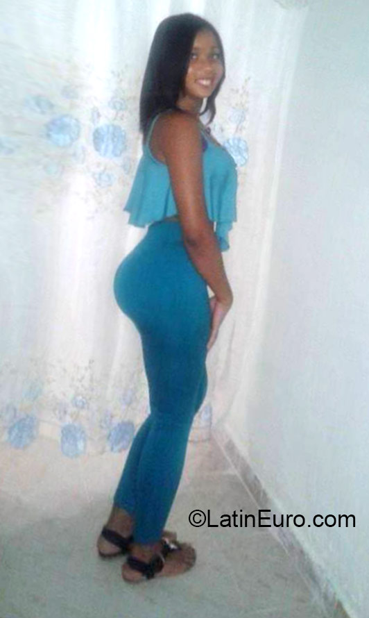 Date this hard body Dominican Republic girl Paola from Santo Domingo DO22489