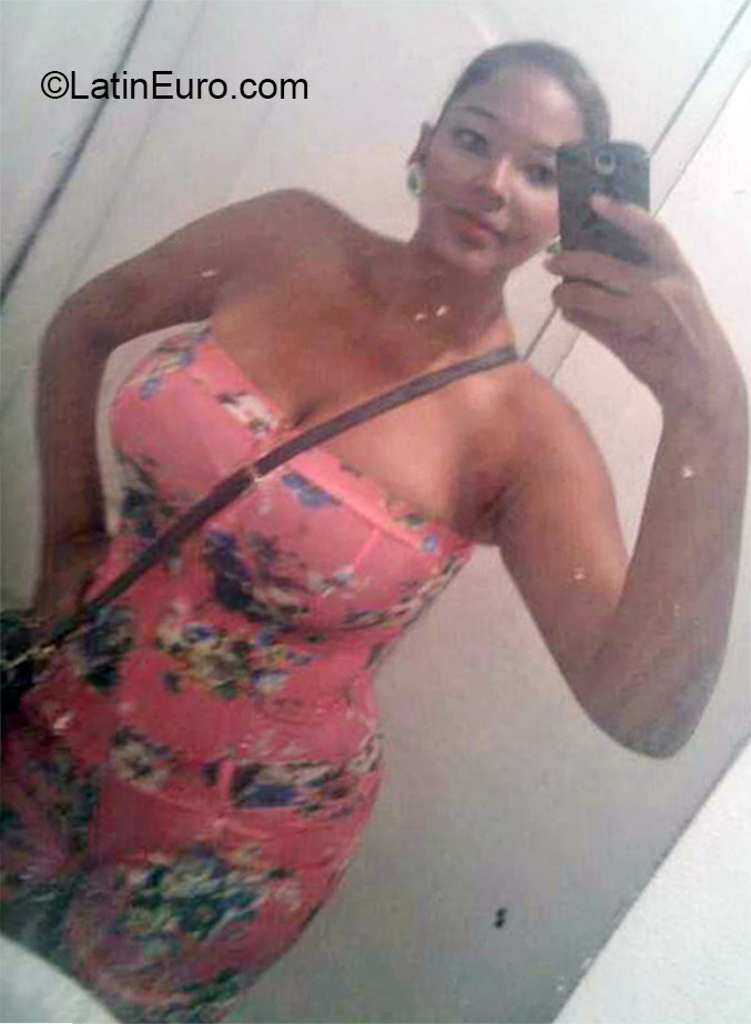 Date this stunning Dominican Republic girl Jeni from Santo Domingo DO22496