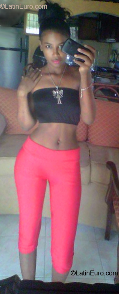 Date this good-looking Dominican Republic girl Yoamia from Santo Domingo DO22954