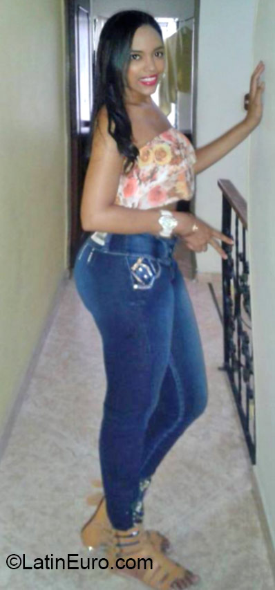 Date this hard body Colombia girl Nahomy from Cali CO17748