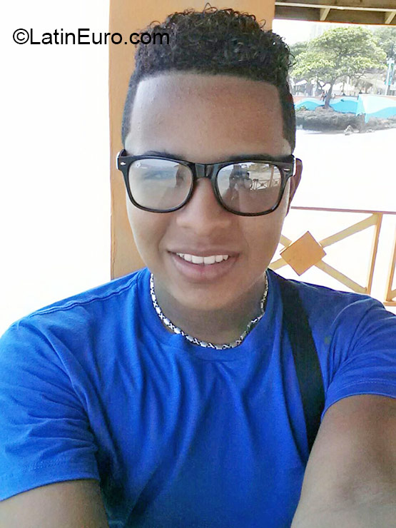 Date this pretty Dominican Republic man Michaell from Santo Domingo DO22794