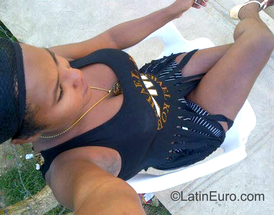 Date this lovely Dominican Republic girl Dahiana from Santo Domingo DO22890