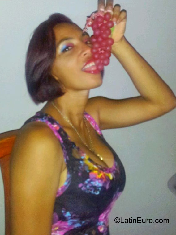 Date this sultry Dominican Republic girl Leonidia from Santiago DO22915