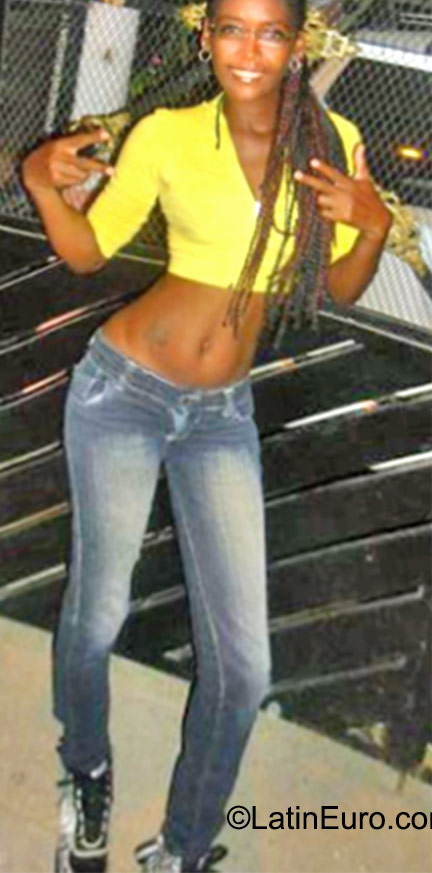 Date this happy Dominican Republic girl Yulisa from Santo Domingo DO22938