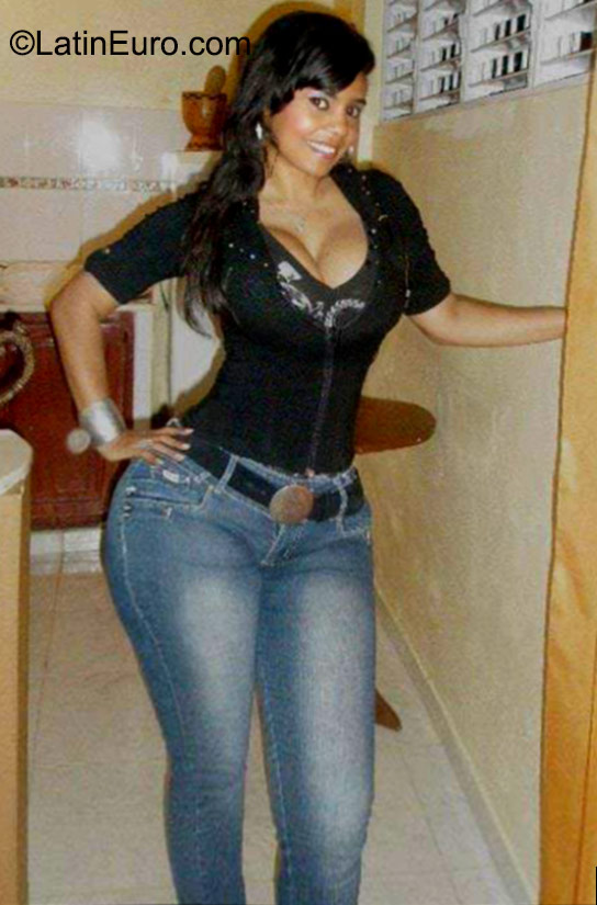 Date this sensual Dominican Republic girl Elsa from Santiago DO23043
