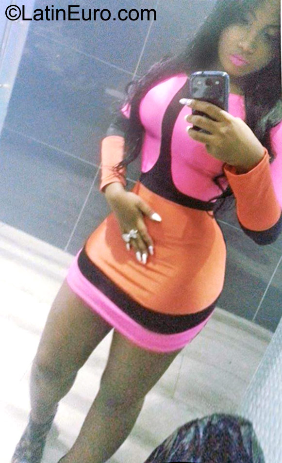 Date this hard body Dominican Republic girl Vicky from Santo Domingo DO23068