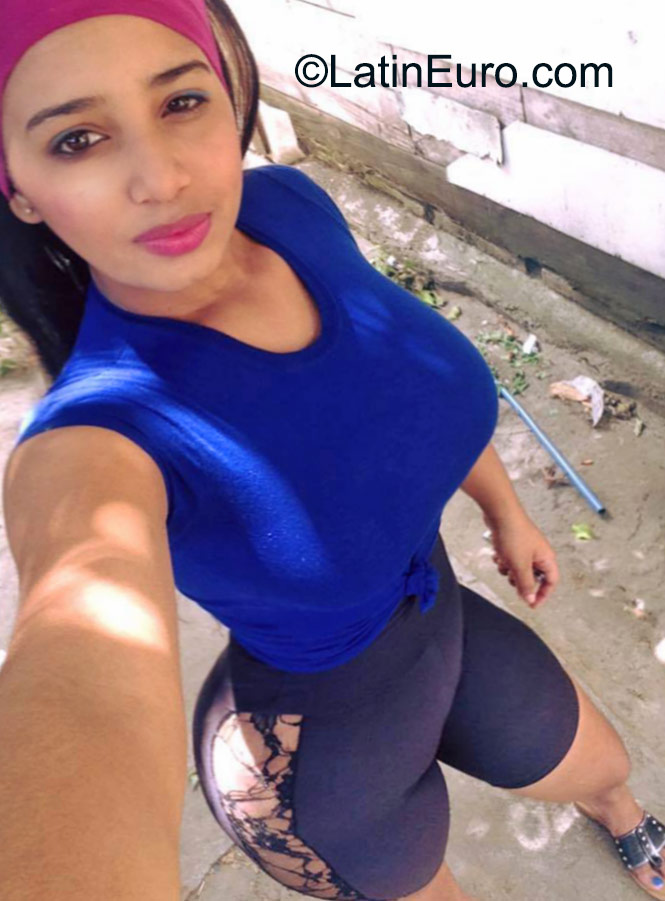 Date this hot Dominican Republic girl Illeana from Santo Domingo DO23113