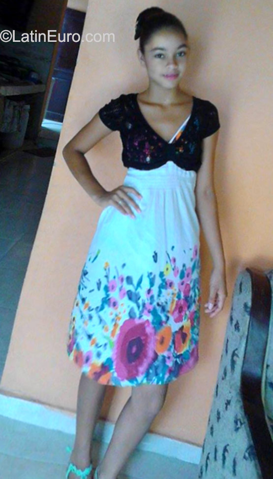 Date this exotic Dominican Republic girl Albaares from Santo Domingo DO23192