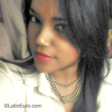 Date this nice looking Dominican Republic girl Dary from Santo Domingo DO23289