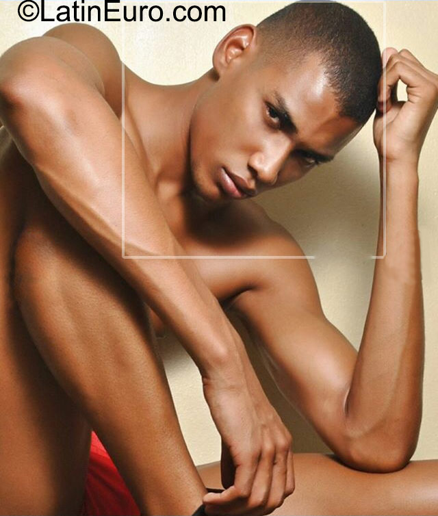 Date this sensual Dominican Republic man Luis from Santo Domingo DO23300
