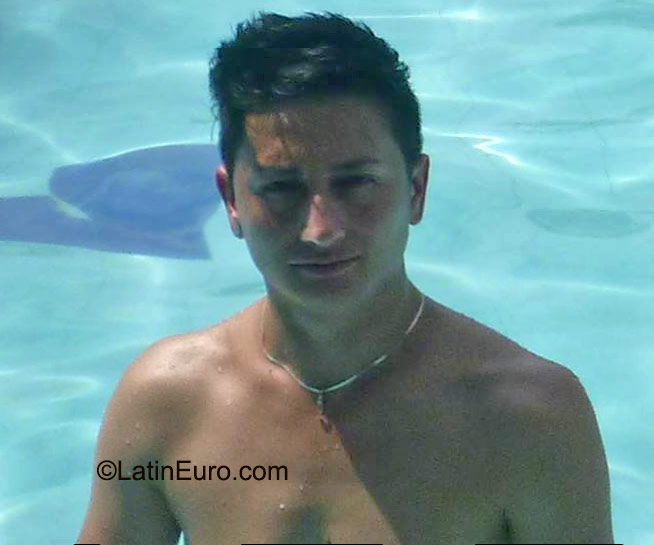 Date this cute Colombia man Enrique from Bogota CO18036
