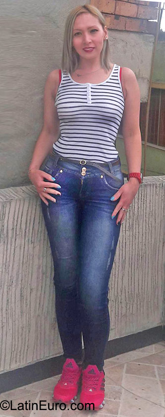 Date this delightful Colombia girl Yolie from Bogota CO18067