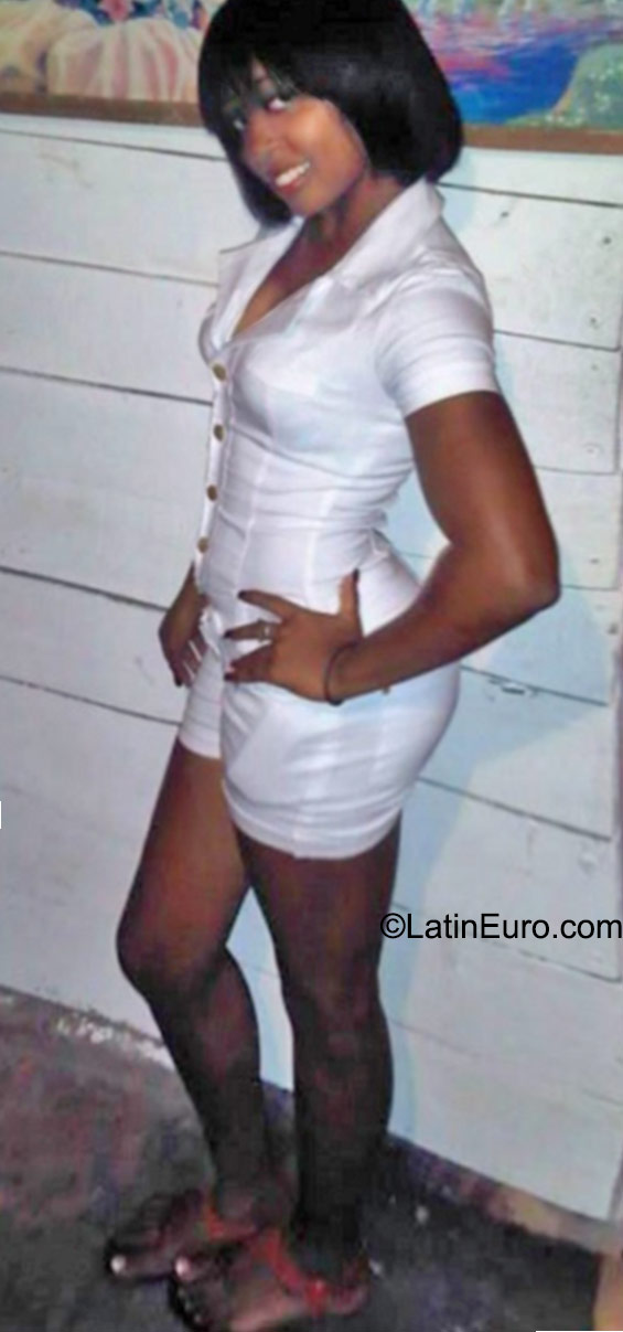 Date this athletic Dominican Republic girl Elvira from Santo Domingo DO23387