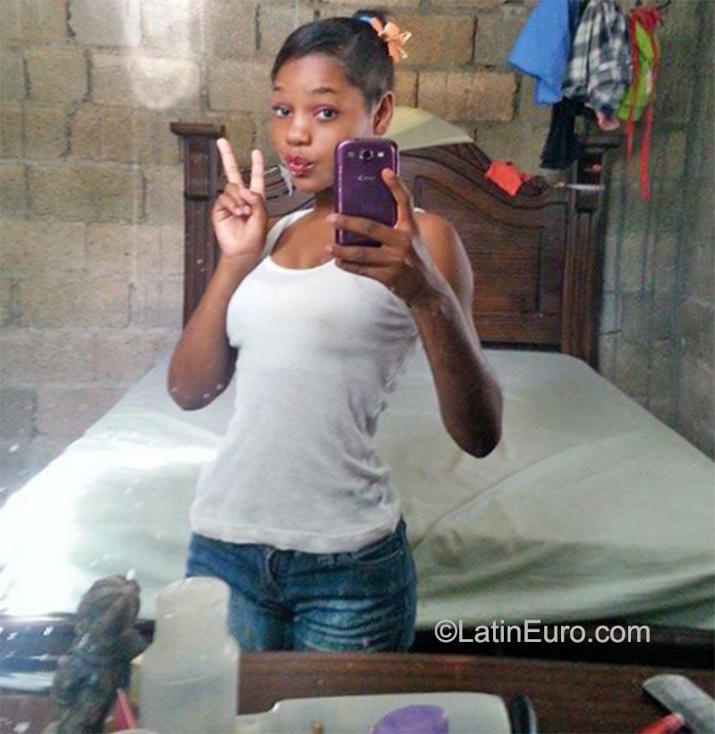 Date this hard body Dominican Republic girl Isabel from Santo Domingo DO23425