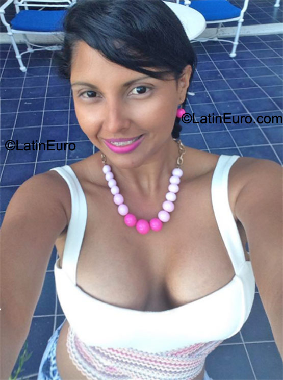 Date this young Colombia girl Johanna from Barranquilla CO18105