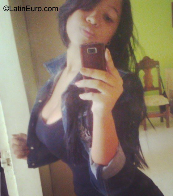 Date this sultry Venezuela girl Fandi from Caracas VE631