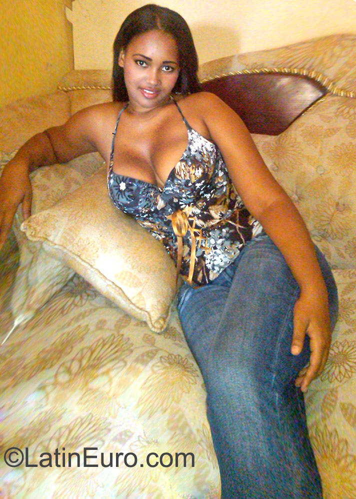 Date this happy Dominican Republic girl Adriana from Santo Domingo DO23542