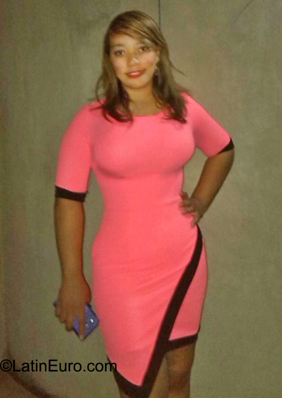 Date this happy Dominican Republic girl Yesenia from Santo Domingo DO23547
