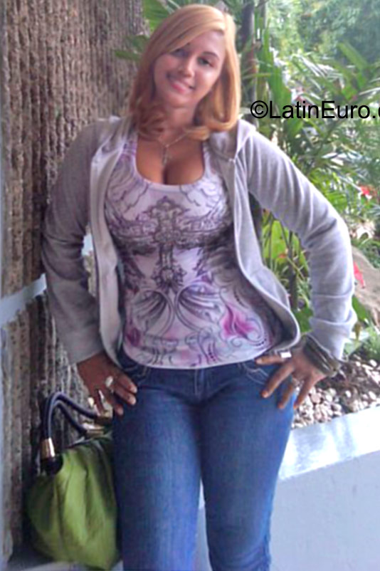 Date this happy Dominican Republic girl Stephany from Santo Domingo DO23660