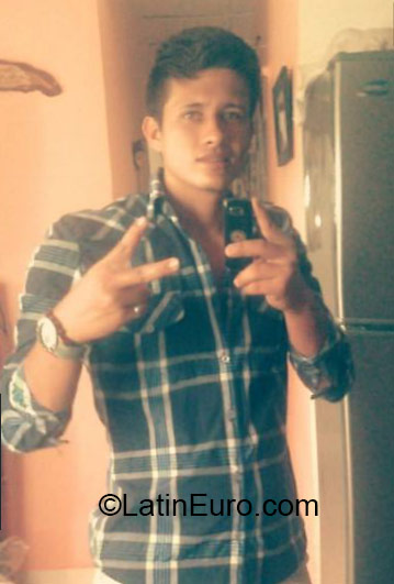 Date this foxy Colombia man Yeison from cucuta CO18262