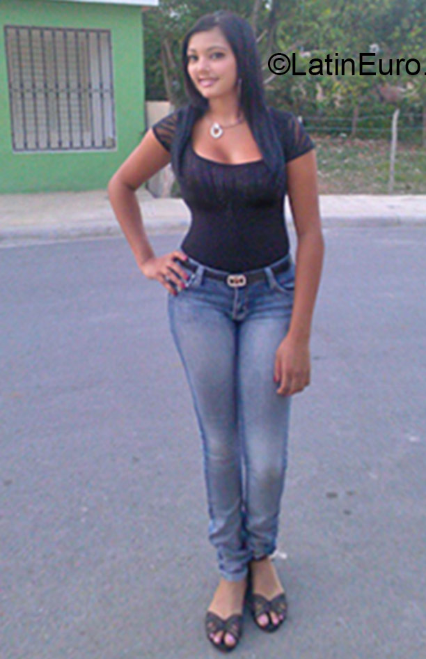 Date this sultry Dominican Republic girl Darlen from Santo Domingo DO24076