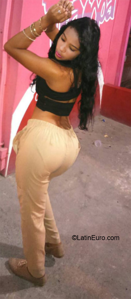 Date this charming Dominican Republic girl Armairenes from Santo Domingo DO24287