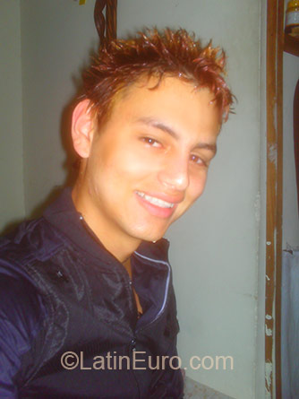Date this charming Colombia man Wellington from Medellin CO18406