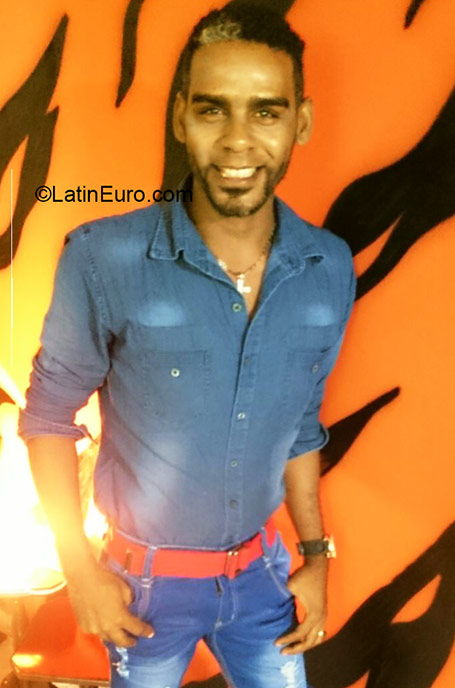 Date this tall Dominican Republic man Nestor from Santo Domingo DO24340