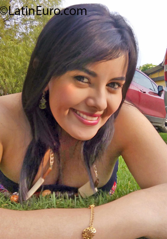 Date this attractive Colombia girl Sandra from Bogota CO18541