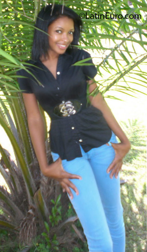 Date this passionate Dominican Republic girl Esthefany from Santo Domingo DO24610