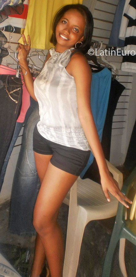 Date this tall Dominican Republic girl Estefany from Santo Domingo DO24667