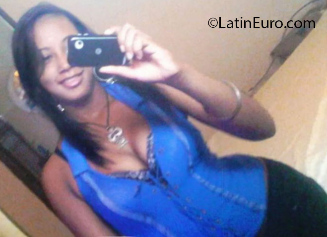 Date this happy Dominican Republic girl Karina from Santo Domingo DO24691
