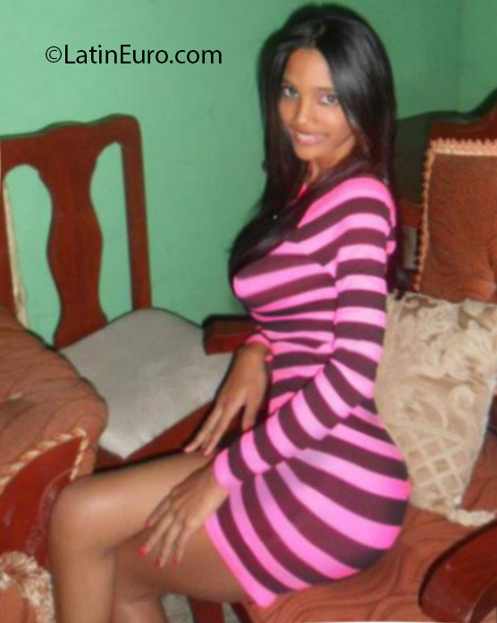 Date this nice looking Dominican Republic girl Albenia from Santo Domingo DO24917