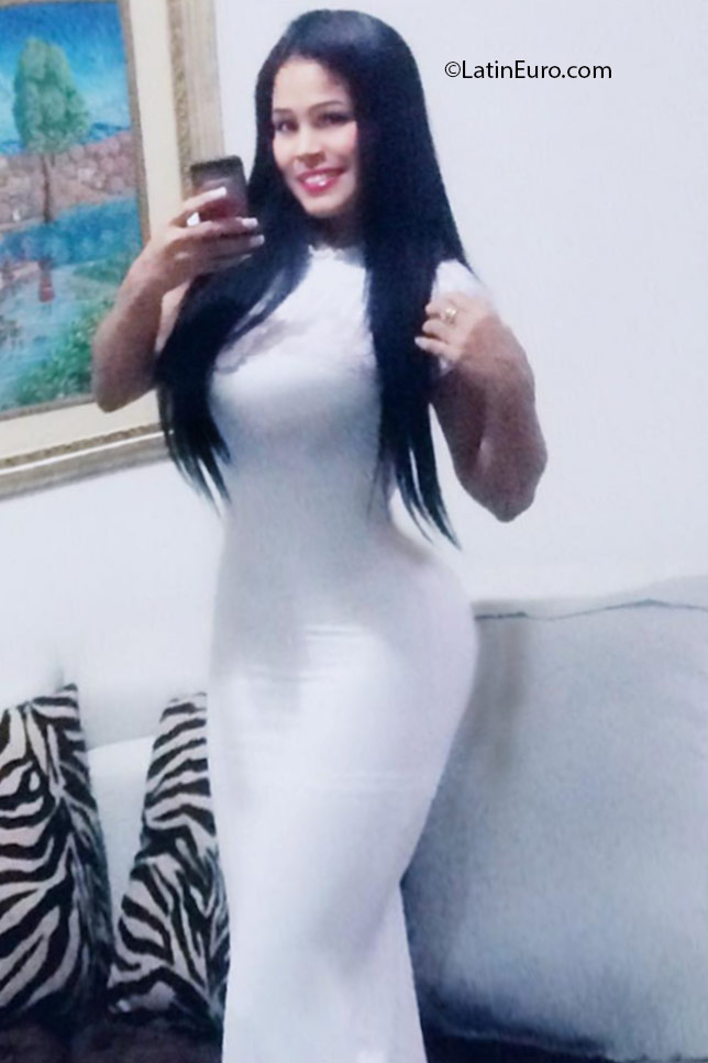 Date this stunning Colombia girl Paola from Cali CO18697