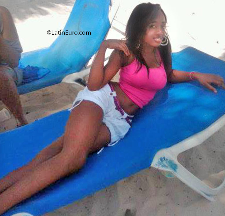 Date this gorgeous Dominican Republic girl Perla from Santo Domingo DO25033