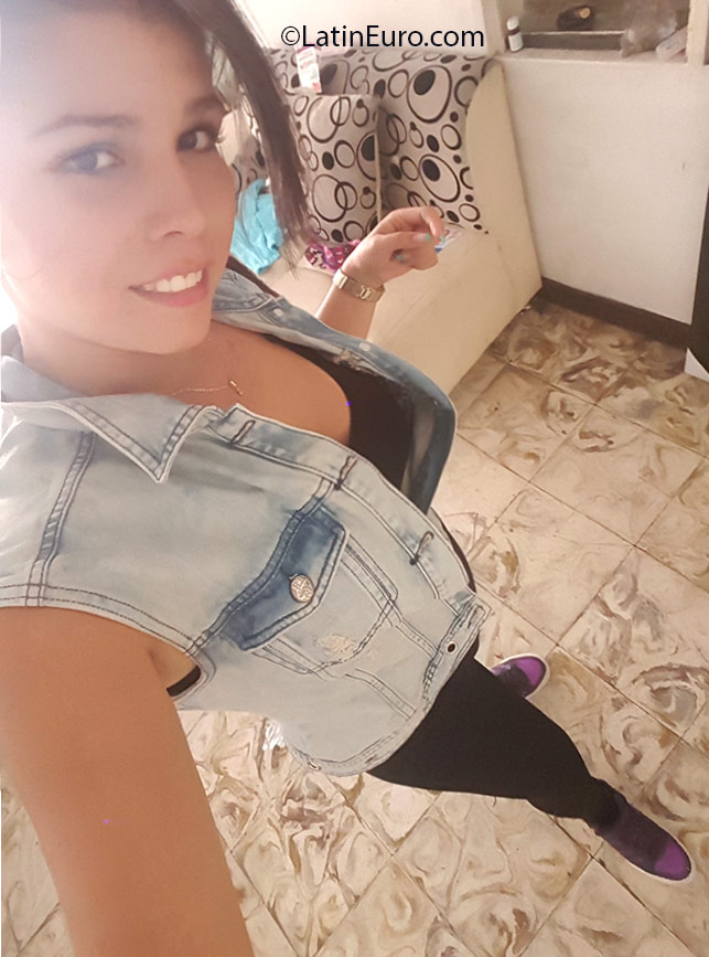 Date this attractive Colombia girl Dana from Cali CO18709