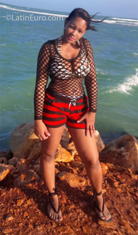 Date this sultry Jamaica girl Bel423 from Kingston JM2270
