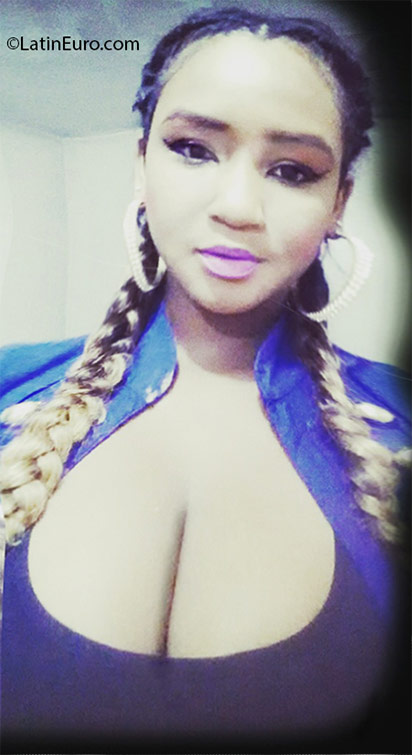 Date this nice looking Dominican Republic girl Chantal from Santo Domingo DO25097