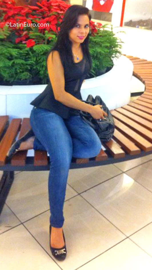 Date this foxy Dominican Republic girl Karina from Santo Domingo DO25132