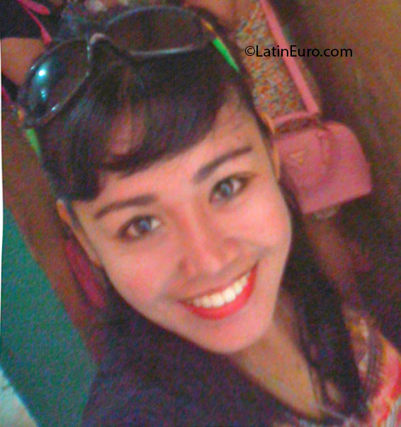 Date this passionate Philippines girl Rosemarie from Quezon City PH884