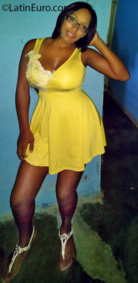 Date this happy Dominican Republic girl Yanely from Santiago DO25189