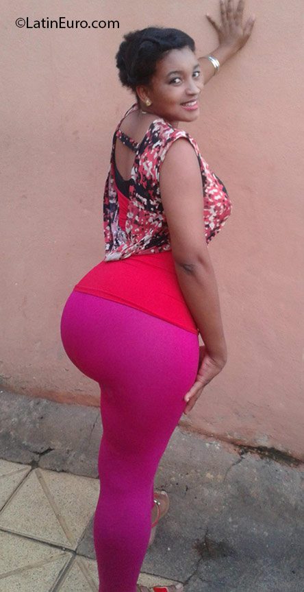 Date this cute Dominican Republic girl Esmayres from Santo Domingo DO30135