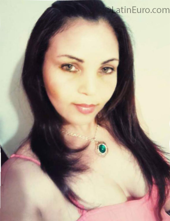 Date this attractive Dominican Republic girl Alba from Santiago DO25364