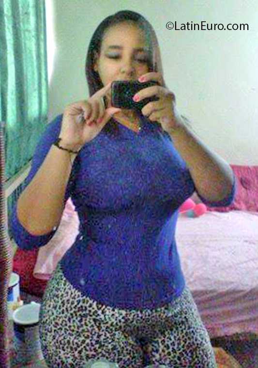 Date this hard body Dominican Republic girl Leshnia from San Pedro De Macoris DO25438