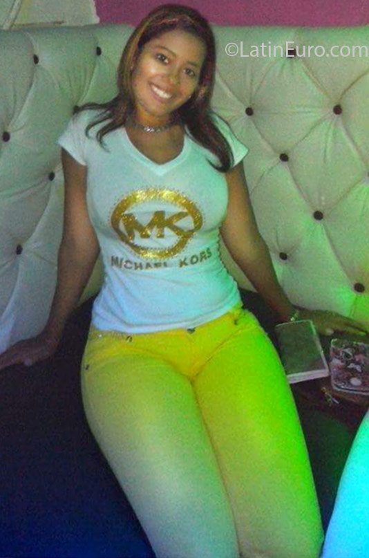 Date this stunning Dominican Republic girl Indhira24 from Santo Domingo DO25469