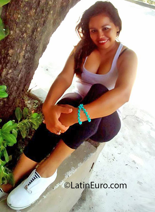 Date this foxy Honduras girl Dairla from San Pedro Sula HN2173