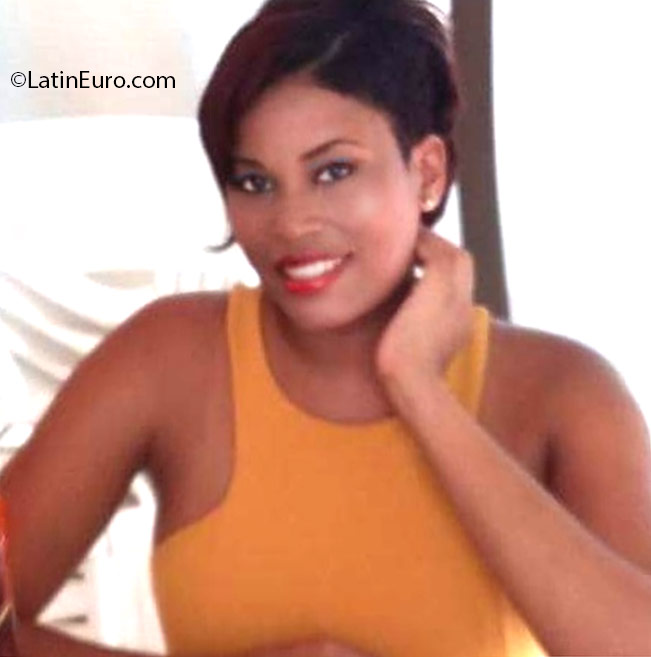 Date this good-looking Dominican Republic girl Leiden from Samana DO25800