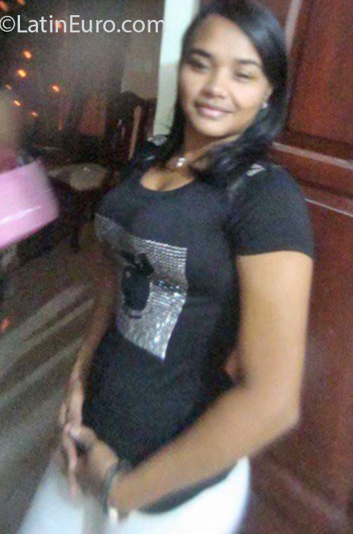 Date this young Dominican Republic girl Bentia from Santo Domingo DO25817